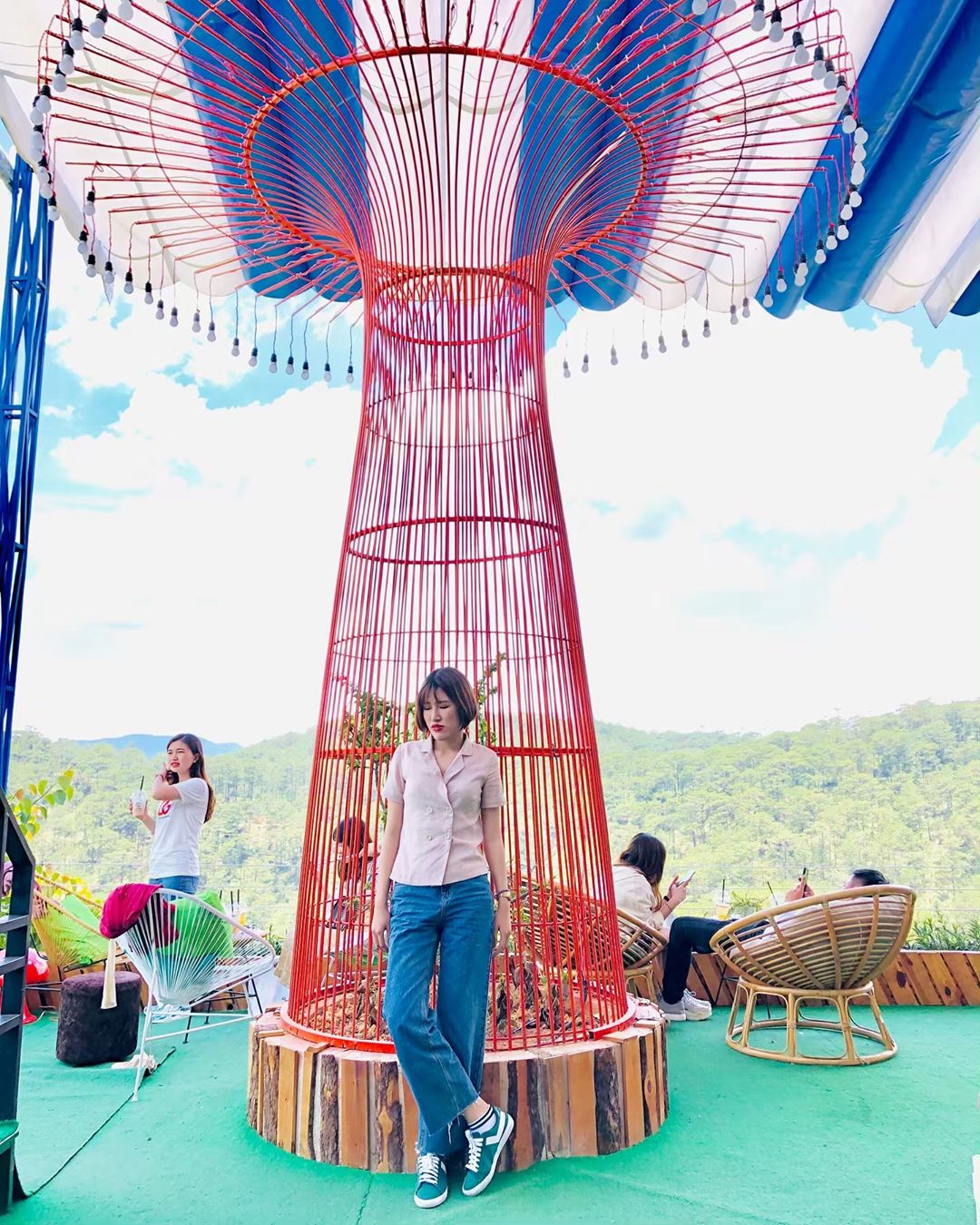View đồi thông tiệm cafe Đà Lạt giữa rừng