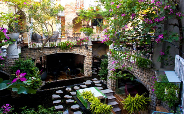 Không gian lãng mạn tại Oasis Cafe Sài Gòn