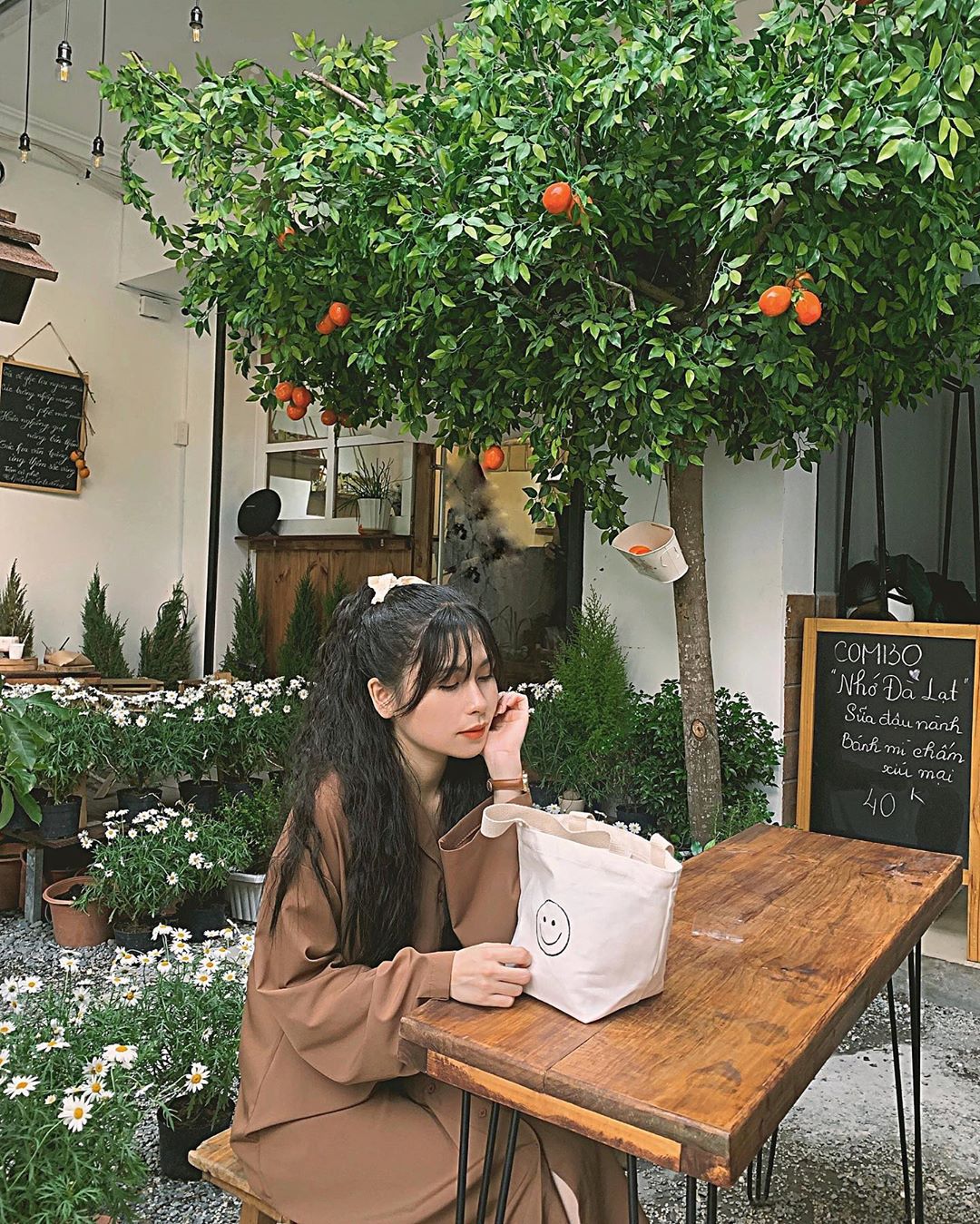 Không gian Hiên Cúc Trắng - quán café Sài Gòn