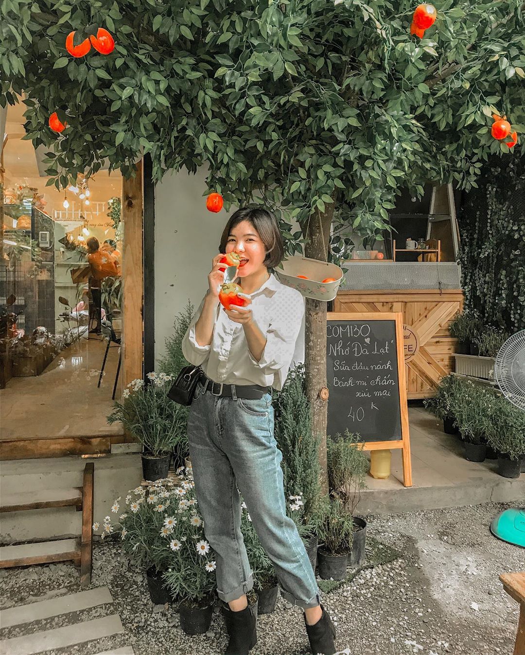 Không gian Hiên Cúc Trắng - quán café Sài Gòn