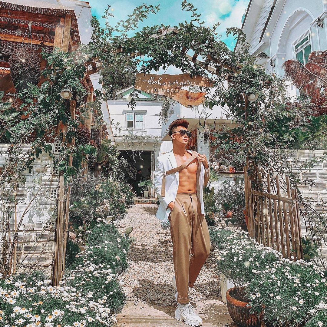 Không gian Boho Corner - quán cafe Đà Lạt ngập hoa