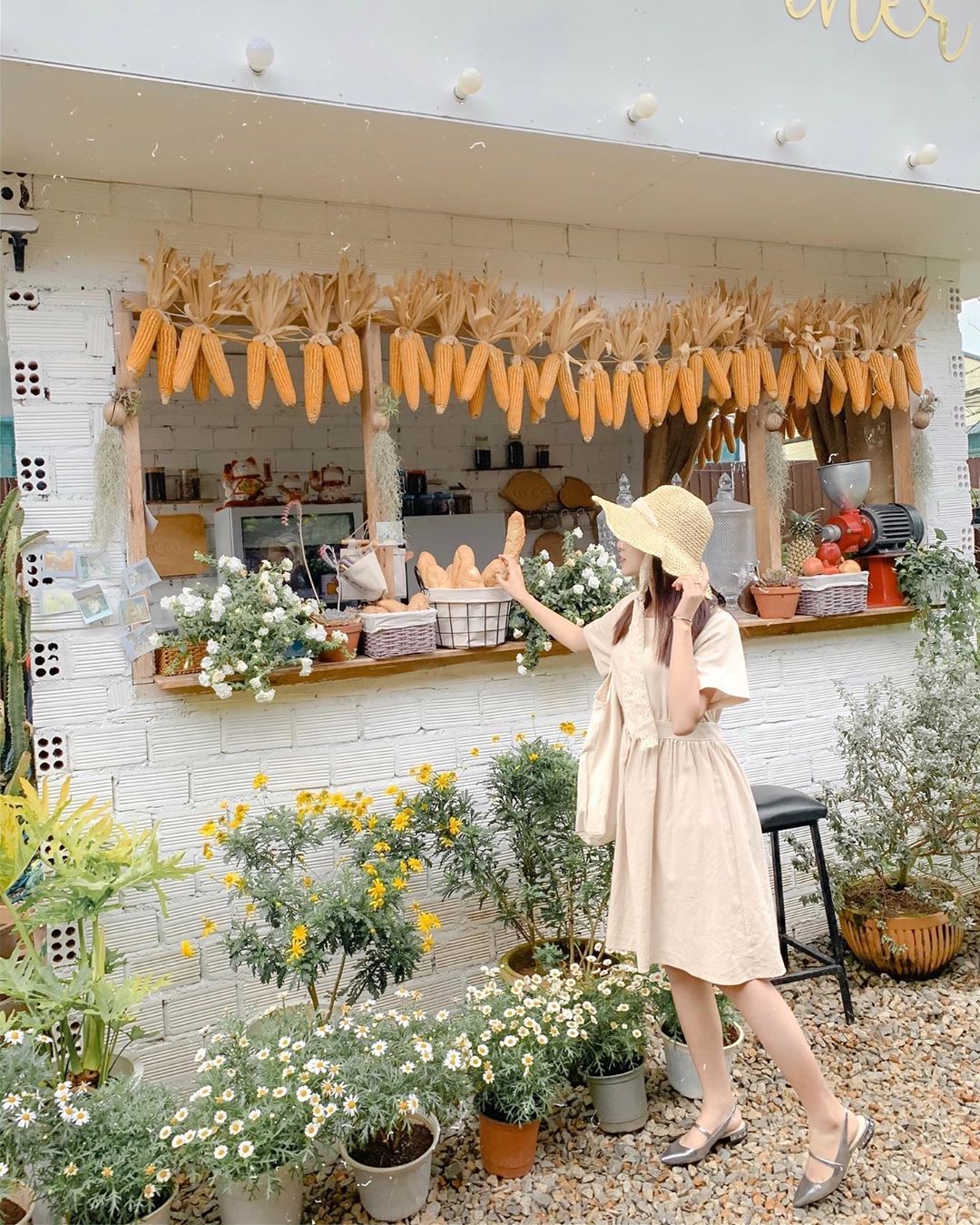 Vườn hoa tại Boho Corner quán cafe Đà Lạt