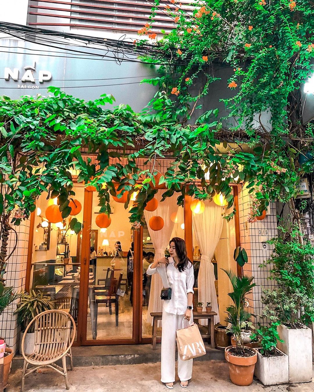 Không gian quán cà phê Sài Gòn Nấp Saigon ẩn mình trong hẻm