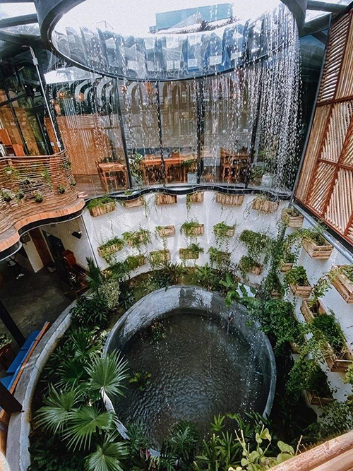 Thác nước lộ thiên tại quán cà phê Rain Forest Nha Trang. Ảnh: Cường Quốc Phạm