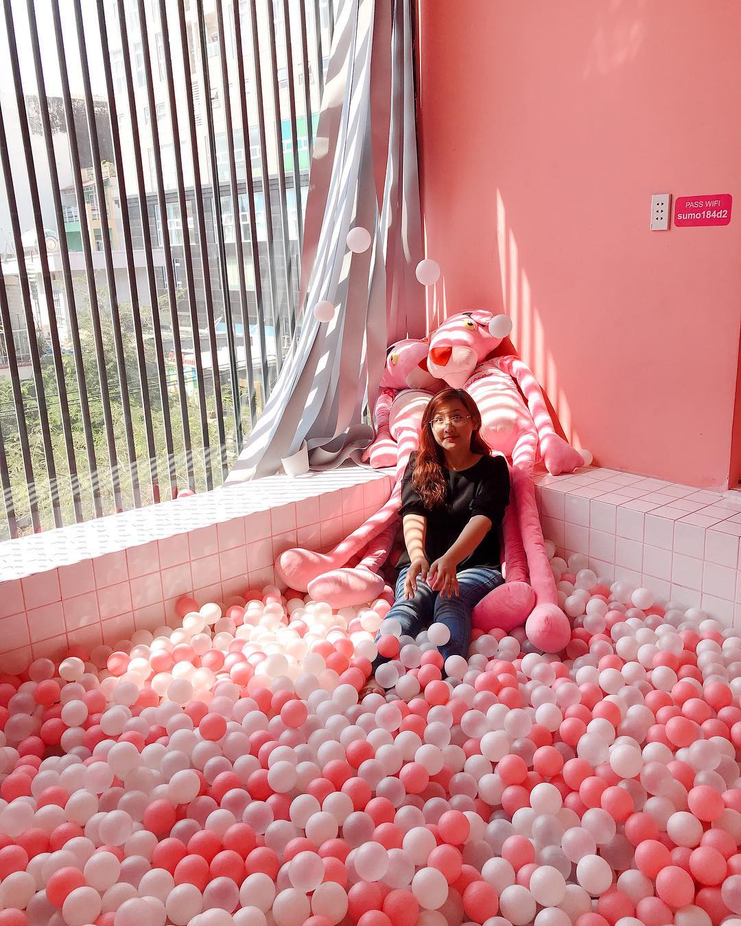 Thiết kế bể bơi tại Pink Uni Café