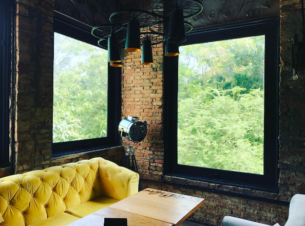 Góc chụp ảnh ngoài trời Cafe The LOCAL quận 1