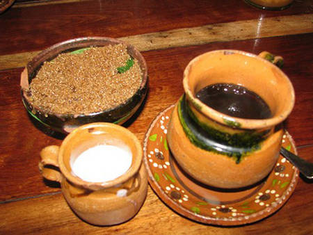 Cafe truyền thống kiểu Mexico phải đựng trong cốc đất sét