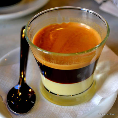 Cafe Bombon được pha với sữa đặc và tách thành lớp