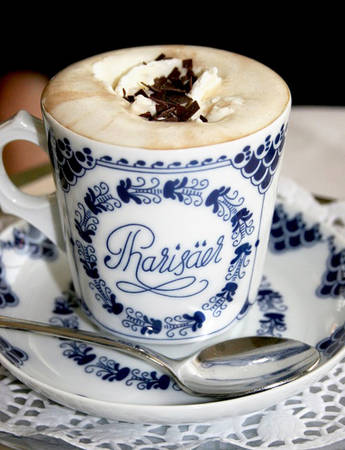 Cafe Pharisäer của Đức kết hợp cafe đen, rượu rum và kem sữa
