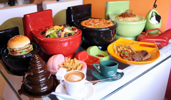 Đồ ăn độc đáo tại quán cafe toilet