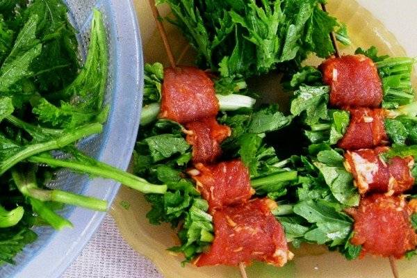 Cải mèo cuộn thịt thăn bò nướng.