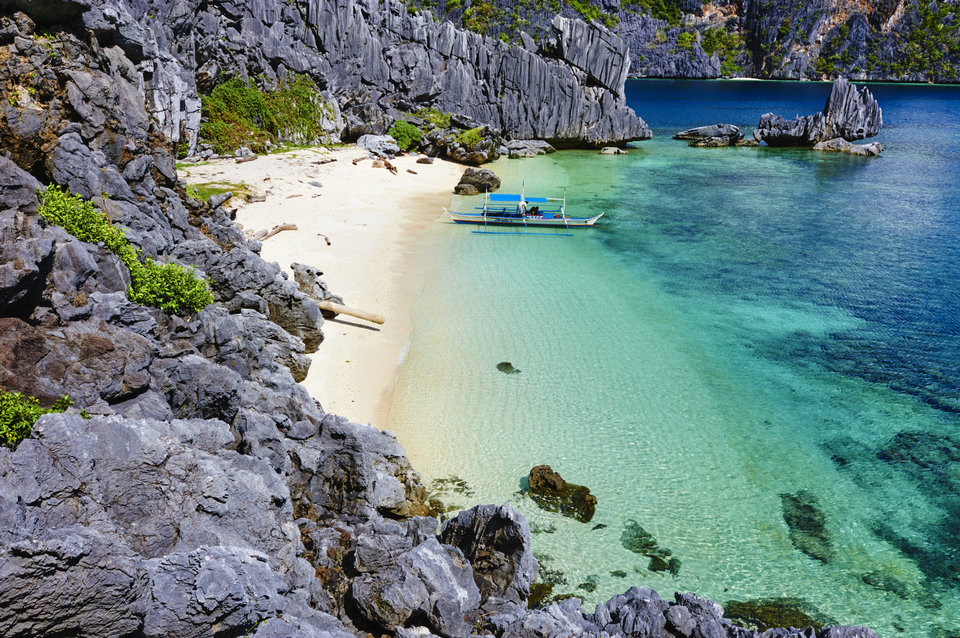 1. Palawan (Philippines): Được mệnh danh là hòn đảo ‘thiên đường’ của du lịch Philippines, nơi đây sở hữu những cảnh quan tuyệt đẹp với những rạn san hô rực rỡ, những khu rừng nhiệt đới dày đặc và hệ sinh thái vô cùng đa dạng, đặc biệt là Wi-fi ở đây rất hạn chế.