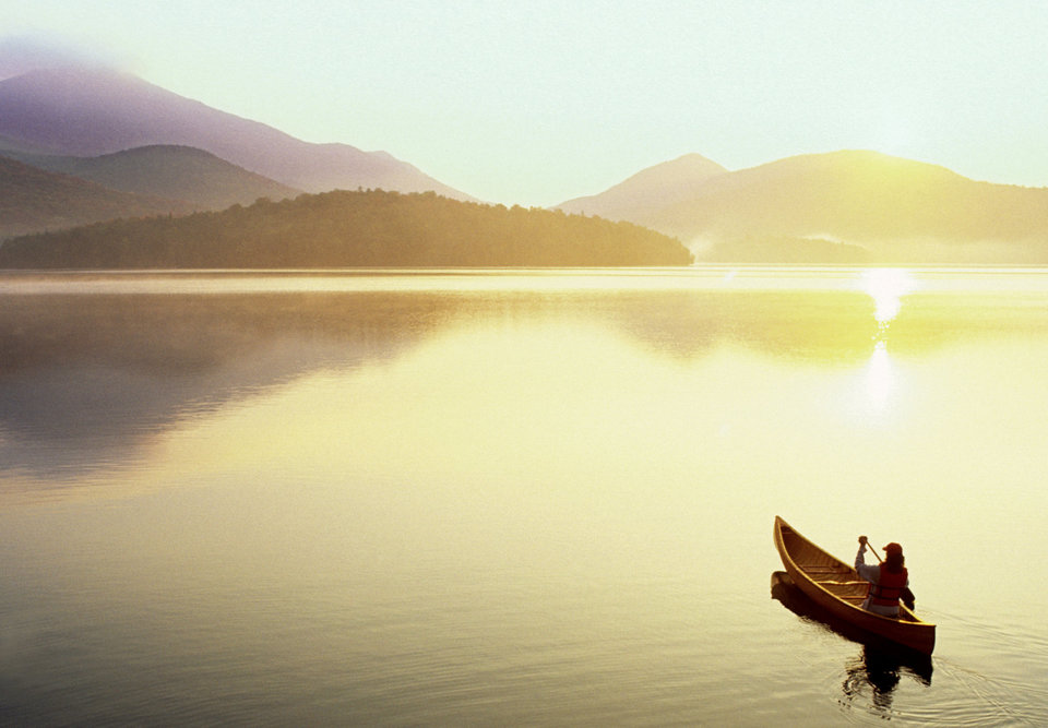 10. Hồ Placid (Mỹ): Hồ Placid là một nơi hoàn hảo cho kỳ nghỉ mùa hè lẫn mùa đông. Tại đây, có hàng trăm các hoạt động vui chơi như đi bộ đường dài trên những đường mòn trải đầy sỏi, đạp xe, chơi golf, chèo thuyền kayak và câu cá. Tuy nhiên, Wi-fi ở đây lại rất hạn chế.