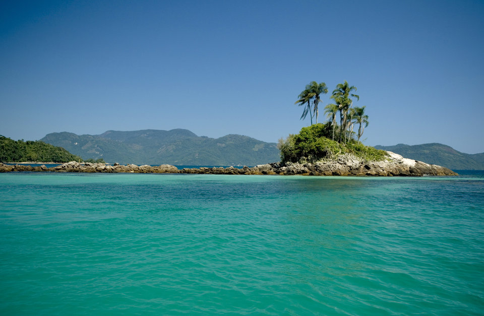 <strong>11. Ilha Grande (Brazil): </strong>lha Grande là một điểm đến du lịch nổi tiếng trên bờ biển phía Nam của bang Rio de Janeir, nơi đây là điểm đến lý tưởng cho những người muốn gần gũi với thiên nhiên, bởi rất nhiều lý do như: xe hơi không được phép di chuyển ở đây, Wi-fi hầu như không có và rất nhiều bãi biển thơ mộng.