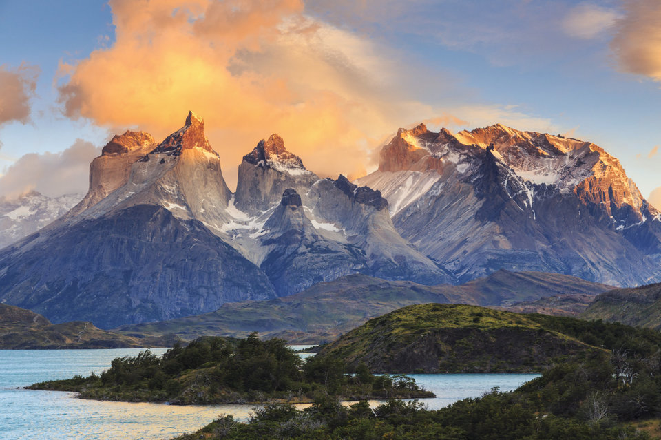 6. Patagonia (Chile và Argentina): Patagonia là một tập hợp của những cảnh sắc tuyệt mỹ và đa dạng, từ núi non hùng vĩ, những thung lũng trải dài với hệ động thực vật phong phú đến các dòng sông băng, rừng rậm cùng vô số hồ và thác nước.