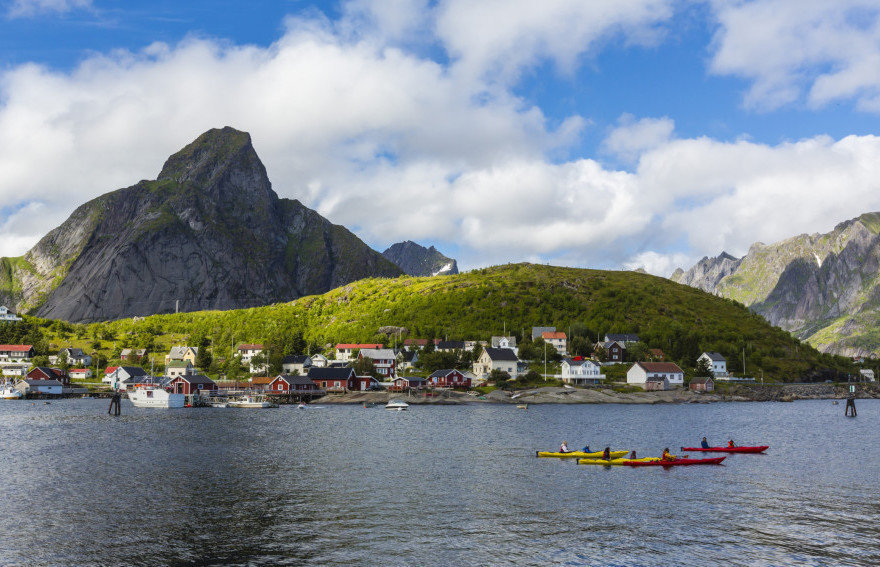 8. Reine (Na Uy): Reine, một ngôi làng đánh cá nhỏ của Na Uy, nằm trên đảo Lofoten, sẽ là một điểm đến đặc biệt dành cho những ai đang mong muốn một chuyến đi tìm về nơi bình yên, lãng mạn và tránh xa công nghệ.