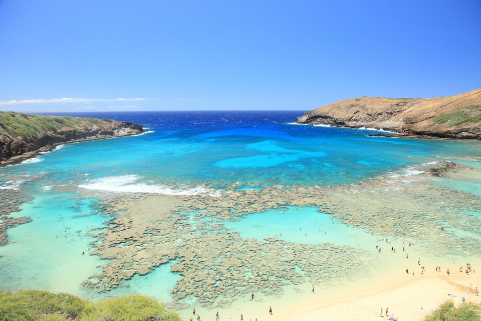 9. Vịnh Hanauma (Hawaii): Hanauma nổi tiếng trên toàn thế giới bởi là một thiên đường dành cho những người yêu thích bơi lặn với làn nước trong xanh, ít sóng, phong cảnh dưới nước rất ngoạn mục cùng sự phong phú của những sinh vật biển tại đây.