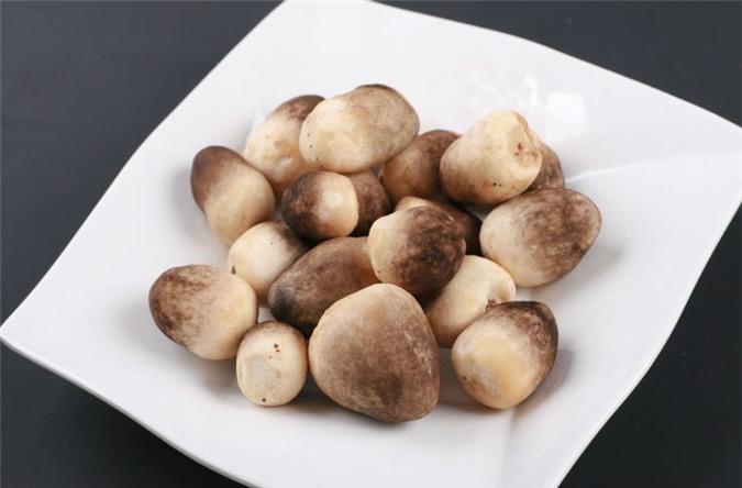 Sơ chế cải thìa và nấm rơm