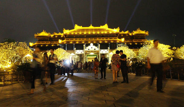 cam-du-khach-an-mac-ho-hang-tham-quan-di-tich-hue-ivivu-1-1 cam-du-khach-an-mac-ho-hang-tham-quan-di-tich-hue-ivivu-1
