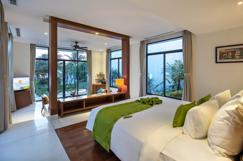 Bể bơi resort Cam Ranh Riviera Beach & Spa