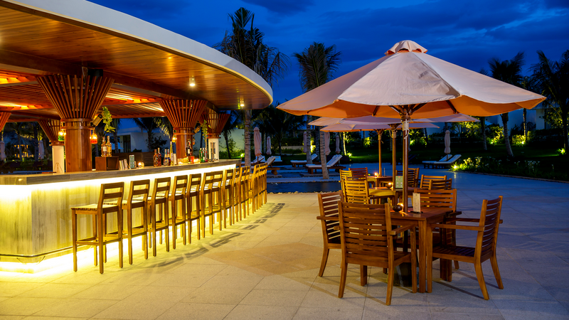 Thư giãn bên quầy bar sát biển
