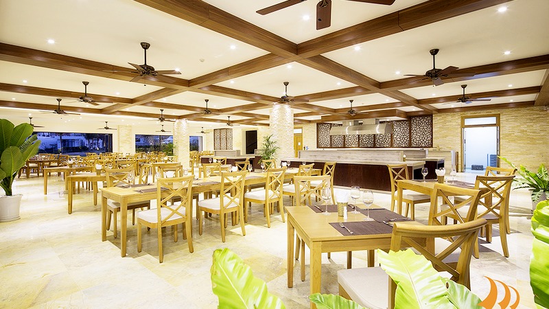 Hệ thống quầy bar sôi động tại resort