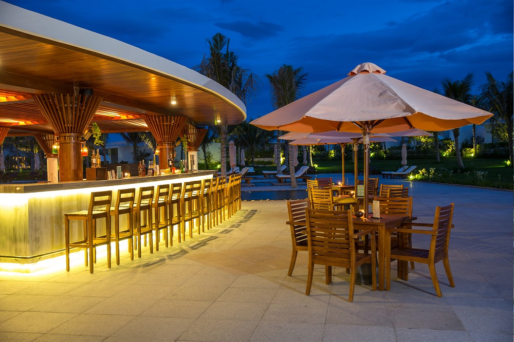 Quầy bar Beach Pool sát bãi biển