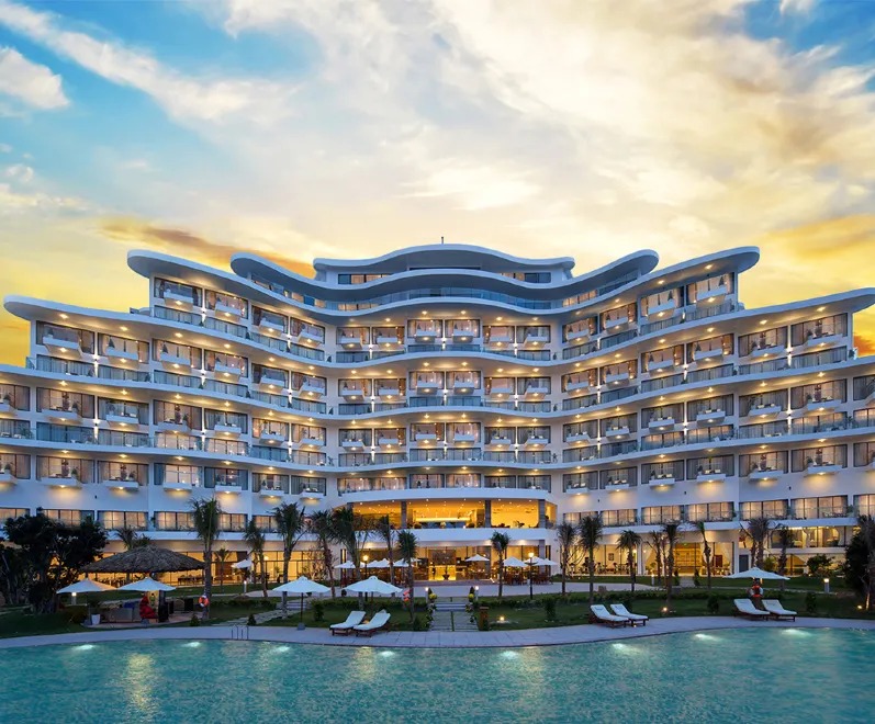 Hoàng hôn rực rỡ tại vịnh biển Cam Ranh