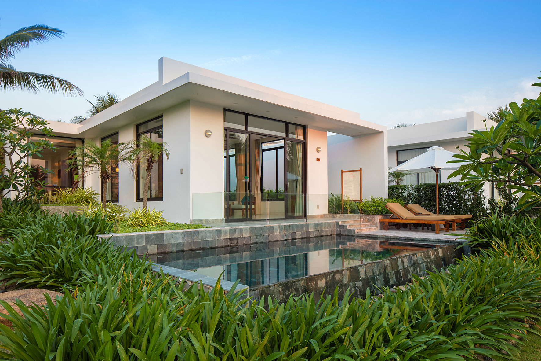 Nội thất phòng ngủ sang trọng tại Cam Ranh Riviera