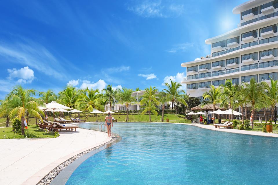 Hồ bơi ngoài trời rộng lớn tại Cam Ranh Riviera