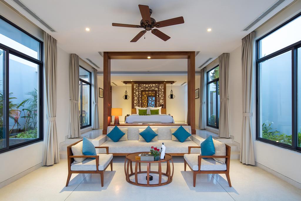 Nội thất phòng ngủ ấm cúng tại resort Cam Ranh