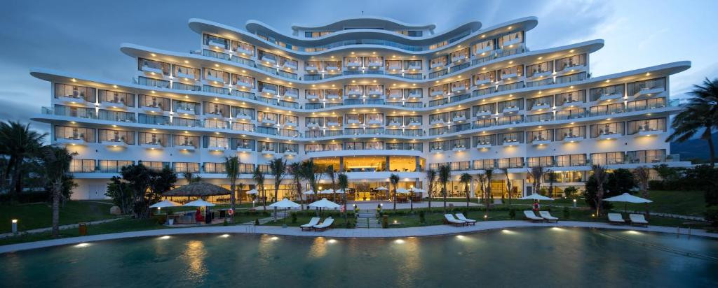 Khu vực khách sạn hướng biển tại Cam Ranh Riviera Beach Resort & Spa