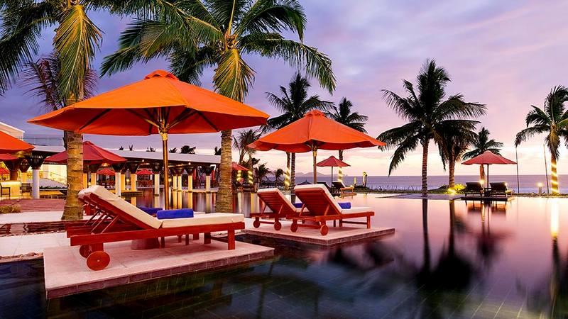 Hoàng hôn lãng mạn bên hồ bơi resort