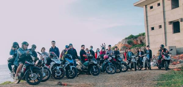 Để chủ động trong việc di chuyển, hầu hết các nhóm đều chọn xe máy làm phương tiện. Kế bên căn nhà hoang ở mũi Nghinh Phong có con đường nhỏ đủ để xe ôtô vào. Vì nơi đây không có người trông đồ nên bạn phải tự bảo quản vật dụng cá nhân.