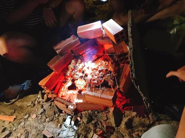 Ban đêm khá tối, nên chuẩn bị đèn pin hoặc dây đèn để lấy ánh sáng. Sau khi ăn uống nhớ dọn dẹp sạch sẽ, bảo vệ môi trường.