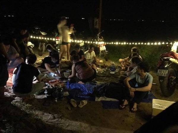 "Tiệc" nướng BBQ của dân cắm trại là một điều không thể thiếu khiến chuyến đi thêm thú vị. Bạn nên chuẩn bị sẵn đồ ăn và nước vì ở đây không cung cấp bất cứ dịch vụ nào.