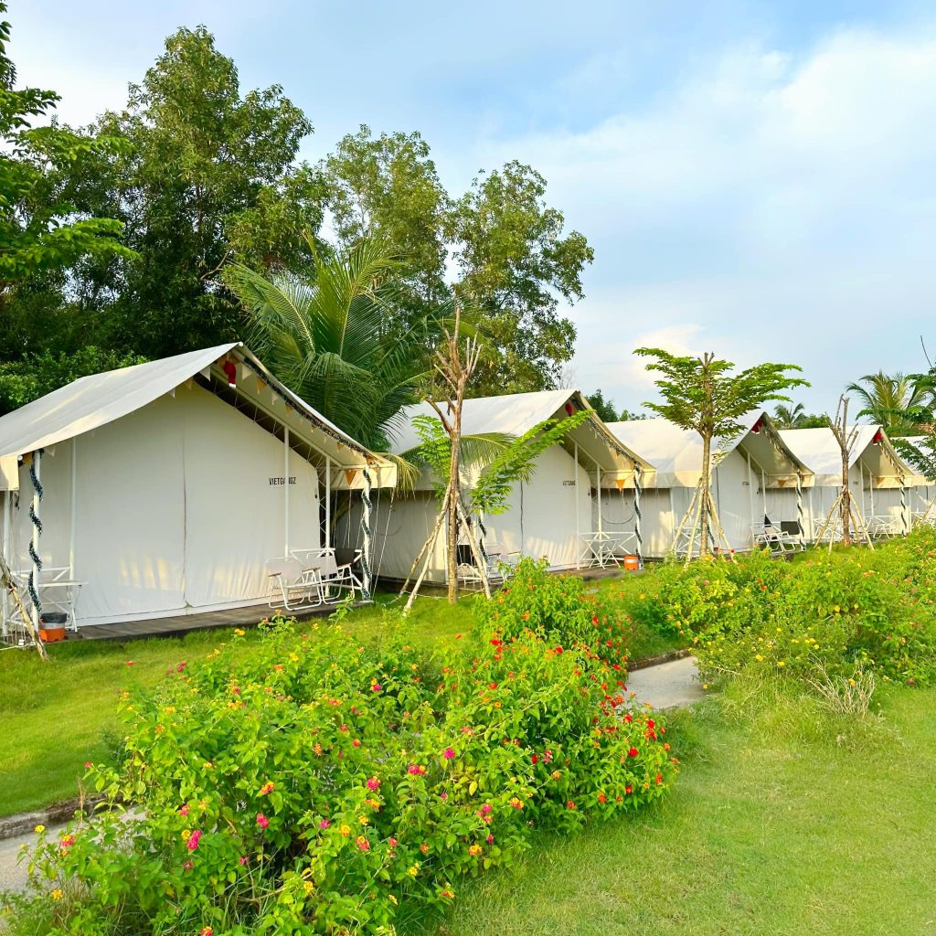 Hội họp bạn bè tại Vietgangz Glamping Club Saigon