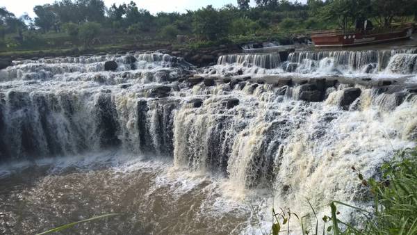 Thác Đá Hàn, Đồng Nai. Ảnh: Tiểu Duy