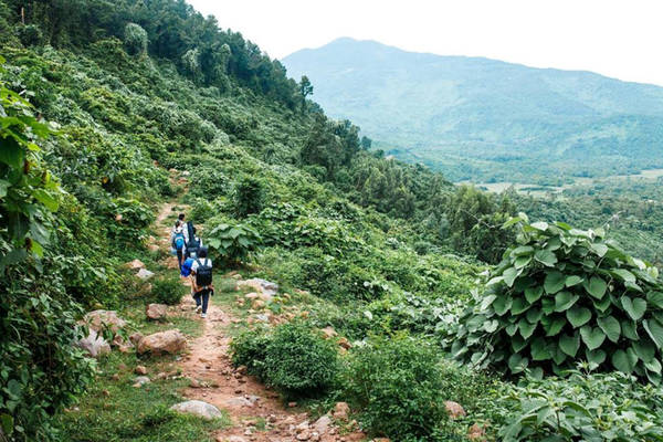 Làng Vân trước đây còn gọi là làng phong, một ngôi làng nhỏ nằm dưới chân đèo Hải Vân