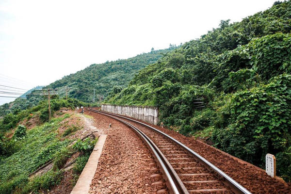 Trước đây ngôi làng vốn bị cô lập, nên không có đường đến