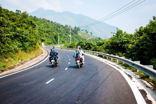 Đoàn chọn con đường đi bộ từ trên núi xuống bãi biển