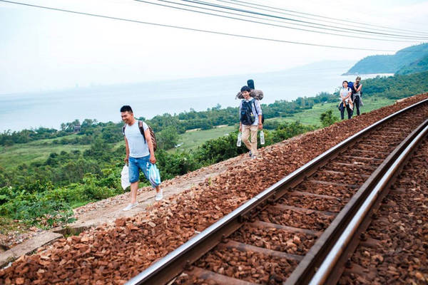 Hỏi người dân đường xuống làng