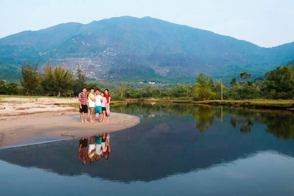 Nếu có thời gian, bạn nên chọn bãi Xoan để hạ trại. Bãi này xa nhất, nhưng cũng là bãi đẹp và hoang sơ nhất.