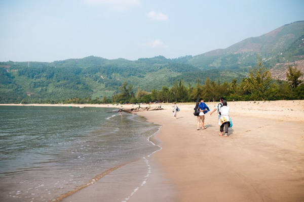 Đến làng Vân bạn sẽ được tận hưởng một không gian trong lành, yên tĩnh, tránh xa khói bụi thành phố với những bãi biển đẹp, hoang sơ, những hàng dương xanh rì rào trong gió...