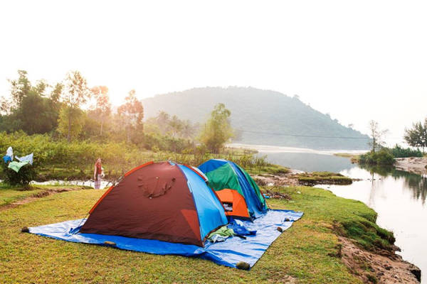 Để cắm trại qua đêm, các bạn nên chú ý mang đầy đủ lương thực và nước uống, cũng như dụng cụ nấu nướng.