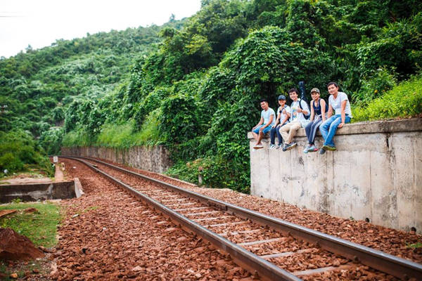 Xuống tới biển, nhìn sang bên trái bạn sẽ thấy cái cổng làng phía xa, tiếp tục đi là tới. Đi đường này thì mất khoảng hơn 1 tiếng, nhưng an toàn hơn đường gửi xe dưới chân đèo rồi đi xuyên hầm tàu.