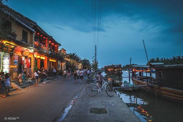 Hội An chiều tà khiến mọi thứ dường như chậm lại qua khung cảnh đường phố.