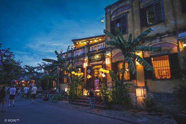 Hội An chiều tà khiến khu phố cổ kính dần trở nên mờ ảo.