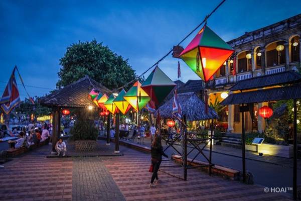 Tôi cũng sẽ thuê một chuyến thuyền mộc đi dọc sông Hoài để ngắm nhìn Hội An ở một góc nhìn khác. Nếu có thời gian, tôi cũng muốn được khám phá những khu vực xung quanh Hội An, bên ngoài khu phố cổ ...