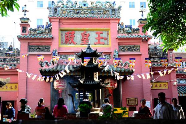 Chùa Ngọc Hoàng có diện tích 2.300 m2, được xây dựng trong giai đoạn 1892-1900, kiến trúc theo kiểu đền chùa Trung Hoa.